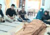 Ketua SMSI Kota Batam dan pengurus bersama keluarga almarhum sedang di rumah duka, Kamis (30/6/2022). (Photo: dok/faisal)