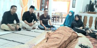Ketua SMSI Kota Batam dan pengurus bersama keluarga almarhum sedang di rumah duka, Kamis (30/6/2022). (Photo: dok/faisal)