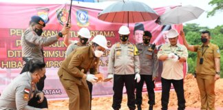 Gubernur Kepulauan Riau H Ansar Ahmad melakukan peletakan batu pertama pembangunan Gedung Ditreskrimsus Polda Kepri