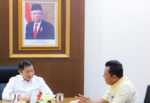Gubernur Kepulauan Riau H Ansar Ahmad kanan