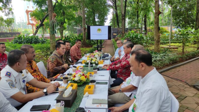 Gubernur Kepulauan Riau H Ansar Ahmad yang didampingi Bupati Kabupaten Karimun Aunur Rafiq mendatangi langsung Kementerian LHK untuk beraudiensi dengan Wamen LHK Alue Dohong di Jakarta,