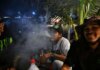 Bau asap terasa menyengat dan canda tawa terdengar saat ribuan warga Thailand menghadiri festival ganja pada akhir pekan lalu. (AFP/Lilian Suwanrumpha)