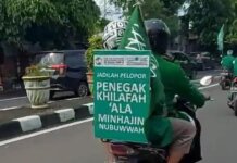 Konvoi motor bawa poster 'Khilafah Islamiyah' di Cawang, Jaktim, viral di media sosial (Foto: tangkapan layar video)