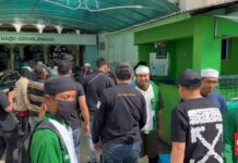 Polisi menggeledah kantor Khilafatul Muslimin di Bandar Lampung, Lampung. (CNN Indonesia/ Zai)