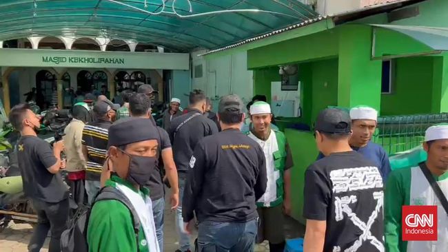 Polisi menggeledah kantor Khilafatul Muslimin di Bandar Lampung, Lampung. (CNN Indonesia/ Zai)