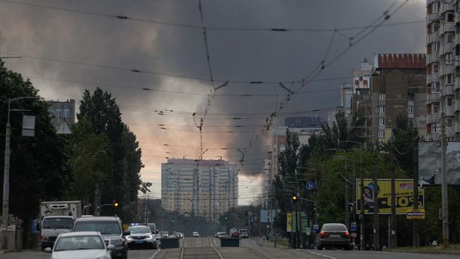 Wilayah Kyiv kembali dibombardir Rusia. (REUTERS/VALENTYN OGIRENKO)