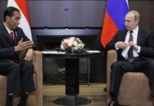 Presiden Jokowi (kiri) saat temui Presiden Vladimir Putin di Sochi pada 18 Mei 2016. (AFP/ALEXANDER ZEMLIANICHENKO)