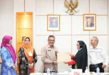 Sekretaris Daerah (Sekda) Kota Batam, Jefridin Hamid melepas 12 PNS Pemko Batam yang masuk pensiun.
