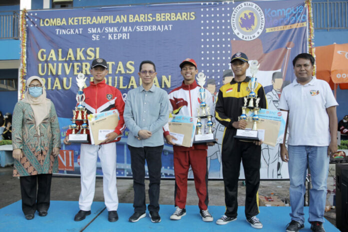 Wakil Walikota Batam Amsakar Achmad menghadiri Lomba Ketangkasan Baris – Berbaris (LKBB) Antar SMA/SMK/MA Sederajat se – Kepulauan Riau di Lapangan Kampus Unrika, Sabtu (2/6) sore.