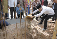 Wakil Wali Batam Amsakar Achmad menghadiri peletakan batu pertama Taman Pendidikan Al-Qur’an (TPQ) Darul Ihsan Kavling Patam Indah, Kelurahan Patam Lestari, Sekupang, Minggu (24/7).