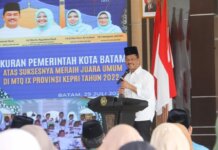 Wali Kota Batam, Muhammad Rudi, menyerahkan secara simbolis bonus uang tunai bagi Kafilah Batam yang sukses mengharumkan nama daerah di ajang Musabaqah Tilawatil Qur’an (MTQ) IX Kepri.