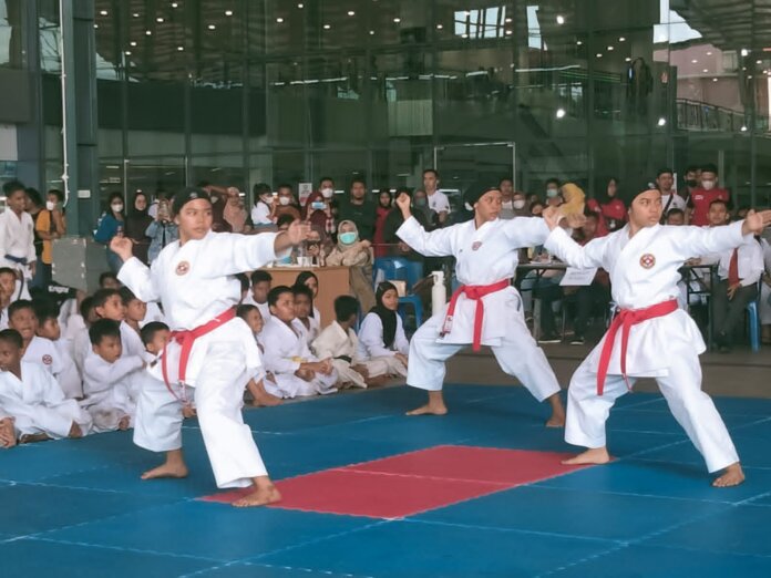 Atraksi karateka saat pembukaan Festival and Compatition Karate BKC Batam memperebutkan Piala Walikota Batam di Botania Mall 2 Kota Batam, Sabtu, 30 Juli 2022. Foto: SURYAKEPRI.COM