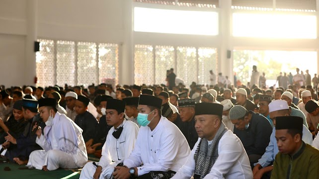 Badan Pengusahaan (BP) Batam melaksanakan Sholat Idul Adha 1443 H bersama masyarakat di Masjid Tanwirun Naja (Masjid Tanjak), kawasan Bandara Hang Nadim, Minggu, 10 Juli 2022.