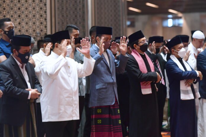 Presiden Joko Widodo (Jokowi) beserta Ibu Negara Iriana  menunaikan salat Idul Adha 1443 Hijriah di Masjid Istiqlal, Jakarta, Minggu (10/7/2022).