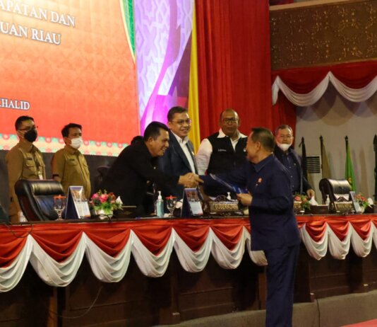 Gubernur Kepulauan Riau H Ansar Ahmad menghadiri Rapat Paripurna