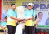 Gubernur Kepulauan Riau H Ansar Ahmad (kanan) resmi membuka perhelatan Pekan Olahraga Pelajar Daerah (POPDA) Tingkat Provinsi Kepri Ke-VIII di Lapangan Relief Antam, Kijang, Bintan, Senin (25/7)