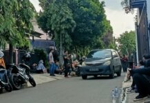 Polisi Tinggalkan Rumah Nikita Mirzani Usai 3,5 Jam Penggeledahan (Karin Nur Secha/detikcom)