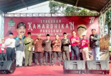 Ki Lurah Punggowo Soerya Respationo dan sejumlah pejabat bersama pemenang lomba pidato Bung Karno pada Syukuran Kamardhikan ke-77 Republik Indonesia yang dihelat Paguyuban Among Wargo Jowo (Punggowo) di  Sasono Punggowo Nongsa, Batam, Minggu (21/08/2022)