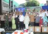 Wali Kota Batam, Muhammad Rudi, bersama Ketua Gabungan Organisasi Wanita (GOW) Kota Batam, Marlin Agustina, membagikan sembako bagi kalangan lanjut usia (lansia) di Citywalk Nagoya Kecamatan Lubukbaja, Jumat (12/8/2022).