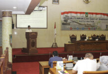 Wakil Wali Kota Batam Amsakar Achmad memberikan tanggapan atau jawab perihal pandangan umum fraksi-fraksi DPRD Kota Batam perihal Ranperda APBD Kota Batam Tahun 2022 di Kantor DPRD Batam, Rabu (24/8).