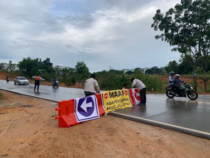 Rekayasa lalu lintas untuk menghindari lakalantas berupa Pengalihan jalur atau re-route ke jalan baru , dengan penempatan road barriers atau traffic block dipasang oleh tim dari BP Batam pada Selasa, 2 Agustus 2022.