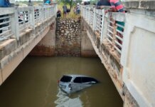 Foto mobil Toyota Avanza di Karimun, Kepulauan Riau (Kepri) jatuh ke kolong jembatan, Coastal Area sedalam 1/ meter, Kamis (4/8/2022) siang sekitar pukul 13.00 WIB.