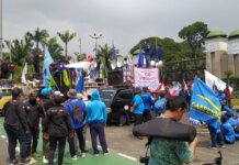 Foto Aksi buruh menyampaikan pendapat di depan Gedung MPR DPR, Senayan, Jakarta, Rabu (10/8/2022).