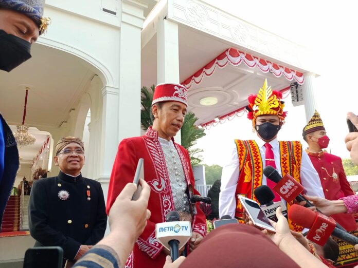 Presiden Joko Widodo (Jokowi)  mengenakan baju adat dasal Buton, Sulawesi Tenggara  dalam Upacara Detik-detik Proklamasi