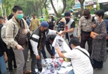Korban kasus Binomo sambangi PN Tangerang minta Indra Kenz dihukum seadil-adilnya (Foto: Khairul Ma'arif/detikcom)