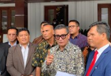 Samuel Hutabarat (batik hijau kuning) bersama rombongan tim kuasa hukum dan perwakilan marga Hutabarat di Kantor Kemenko Polhukam, Rabu (3/8/2022). (Rakha Arlyanto Darmawan/detikcom)