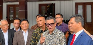 Samuel Hutabarat (batik hijau kuning) bersama rombongan tim kuasa hukum dan perwakilan marga Hutabarat di Kantor Kemenko Polhukam, Rabu (3/8/2022). (Rakha Arlyanto Darmawan/detikcom)