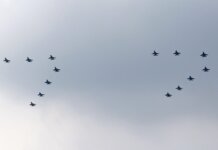 Foto 16 pesawat tempur F-16 membentuk formasi 77 terbang di atas Istana Negara dalam peringatan HUT Ke-77 kemerdekaan RI, Rabu (17/8/2022)