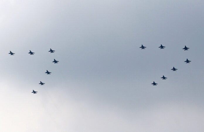 Foto 16 pesawat tempur F-16 membentuk formasi 77 terbang di atas Istana Negara dalam peringatan HUT Ke-77 kemerdekaan RI, Rabu (17/8/2022) Foto 16 pesawat tempur F-16 membentuk formasi 77 terbang di atas Istana Negara dalam peringatan HUT Ke-77 kemerdekaan RI, Rabu (17/8/2022)