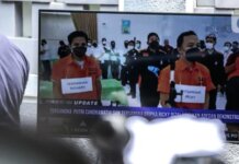 Sebuah layar monitor menayangkan reka adegan saat rekonstruksi kasus dugaan pembunuhan berencana Brigadir J di kawasan Duren Tiga, Jakarta, Selasa (30/8/2022).  (Liputan6.com/Faizal Fanani)