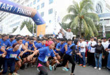 Wali Kota Batam Muhammad Rudi melepas peserta marathon Batam 10 Kilometer (Batam 10K) dan 7,7 K HUT TNI AL di area parkir Pasific Palace Hotel, Batuampar, Minggu (11/9) pagi