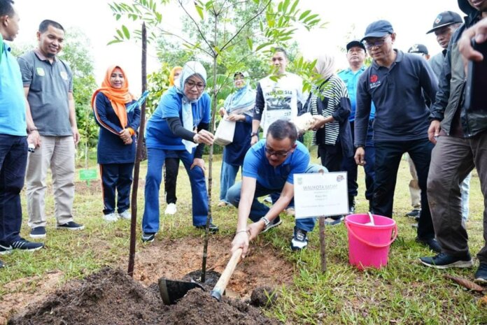 Sekda mewakili Wali Kota Batam, Muhammad Rudi saat menghadiri acara puncak peringatan World Cleanup Day (WCD) 2022 di Kebun Raya Batam Kecamatan Nongsa, Minggu (25/9/2022)