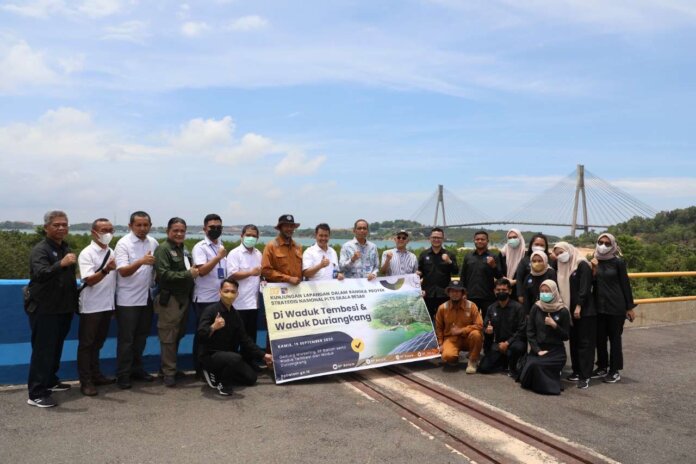Tim Teknis Kerja Sama Pengembangan PLTS Waduk KPBPBB bersama Tim Komisi Keamanan Bendungan Kementerian Pekerjaan Umum dan Perumahan Rakyat (PUPR) melakukan kunjungan ke Waduk Duriangkang dan Waduk Tembesi pada hari Kamis (15/9/2022).