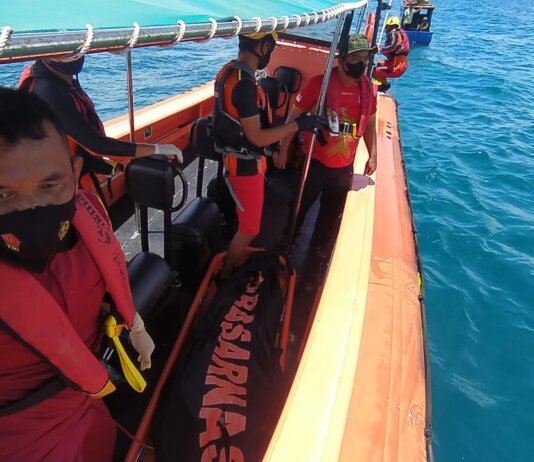 Petugas gabungan di Kabupaten Kepulauan Anambas saat mengevakuasi penemuan mayat terapung di perairan Desa Liuk, Selasa (27/9/2022). Foto Suryakepri.com/Humas Polres Kepulauan Anambas