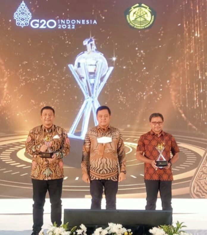 Direktur Operasi dan Produksi PT Timah Tbk, Purwoko saat menerima penghargaan di GMP Award yang digelar Kementerian ESDM di Hotel Bidakara, Jakarta, Kamis (29/9/2022). Foto Suryakepri.com/Humas PT Timah Tbk