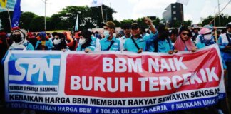 Demo Tolak Kenaikan Harga BBM Subsidi di DPR. ©2022 Merdeka.com/Imam Buhori