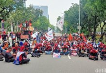 Demo di depan Balai Kota Jakarta (Adrial Akbar/detikcom)