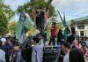 Himpunan Mahasiswa Islam (HMI) mendesak masuk ke dalam kantor Pertamina Regional Sulawesi yang berlokasi di Jalan Garuda, Makassar (CNN Indonesia/ilham)