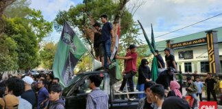 Himpunan Mahasiswa Islam (HMI) mendesak masuk ke dalam kantor Pertamina Regional Sulawesi yang berlokasi di Jalan Garuda, Makassar (CNN Indonesia/ilham)
