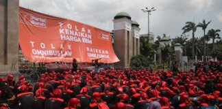 Foto: Sejumlah aliansi buruh melakukan aksi demo di depan Gedung DPR RI, Jakarta, Selasa (6/9/2022). Demo ini menuntut 3 tuntutan. Yaitu, menolak kenaikan harga BBM, menolak omnibus law UU Cipta Kerja, dan kenaikan upah UMK 2023 sebesar 10-13%. (CNBC Indonesia/ Muhammad Sabki)