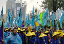 Demo buruh tolak kenaikan harga BBM di kawasan Patung Kuda, Jakarta, Senin (12/9/2022). (MNC Portal/Irfan Maulana)