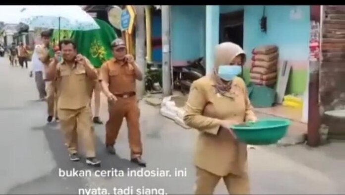 Viral jenazah diantar perangkat desa di Kediri, Jawa Timur. (Tangkapan layar)
