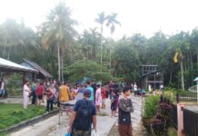 Foto warga Mentawai mengungsi ke perbukitan