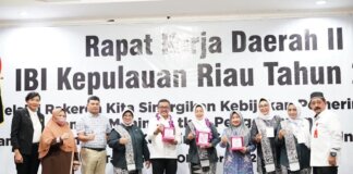 Sekretaris Daerah (Sekda) Kota Batam, Jefridin Hamid, mewakili Wali Kota Batam, Muhammad Rudi, menghadiri Rapat Kerja Daerah II Ikatan Bidan Indonesia (IBI) Kepulauan Riau Tahun 2022 di Kota Batam, Selasa (4/10/2022).