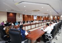 Sekda Kota Batam saat rapat sosialisasi penggunaan semenanjung Batam di Ruang Rapat Hangnadim Lt. IV Kantor Wali Kota Batam, Rabu (5/10).