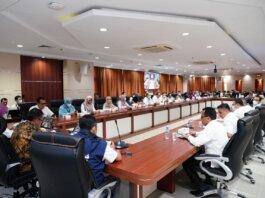 Sekda Kota Batam saat rapat sosialisasi penggunaan semenanjung Batam di Ruang Rapat Hangnadim Lt. IV Kantor Wali Kota Batam, Rabu (5/10).